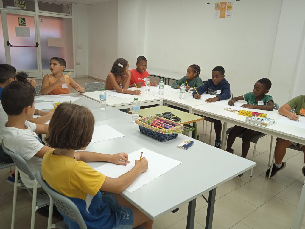 Niñas y niños de diferentes culturas participando en un focus group sobre "aceptación, tolerancia y respeto".
